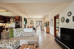 Una televisión, una chimenea, una mesa de tenis de mesa