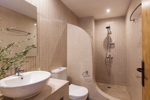 Dusche, kostenlose Toilettenartikel, Haartrockner, Handtücher