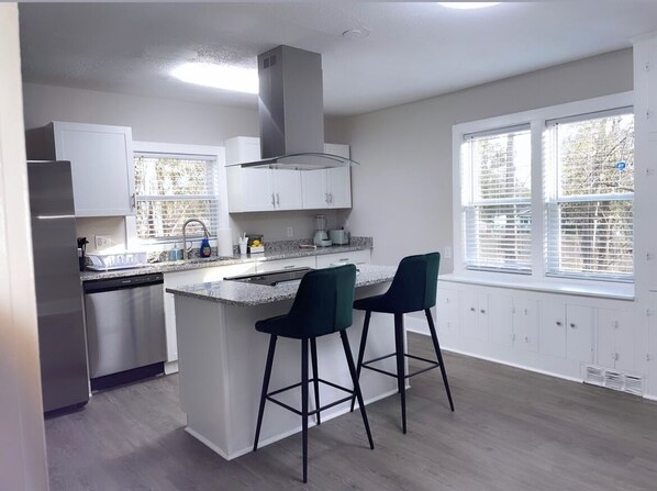 Mikrovågsugn, ugn, spishäll och diskmaskin