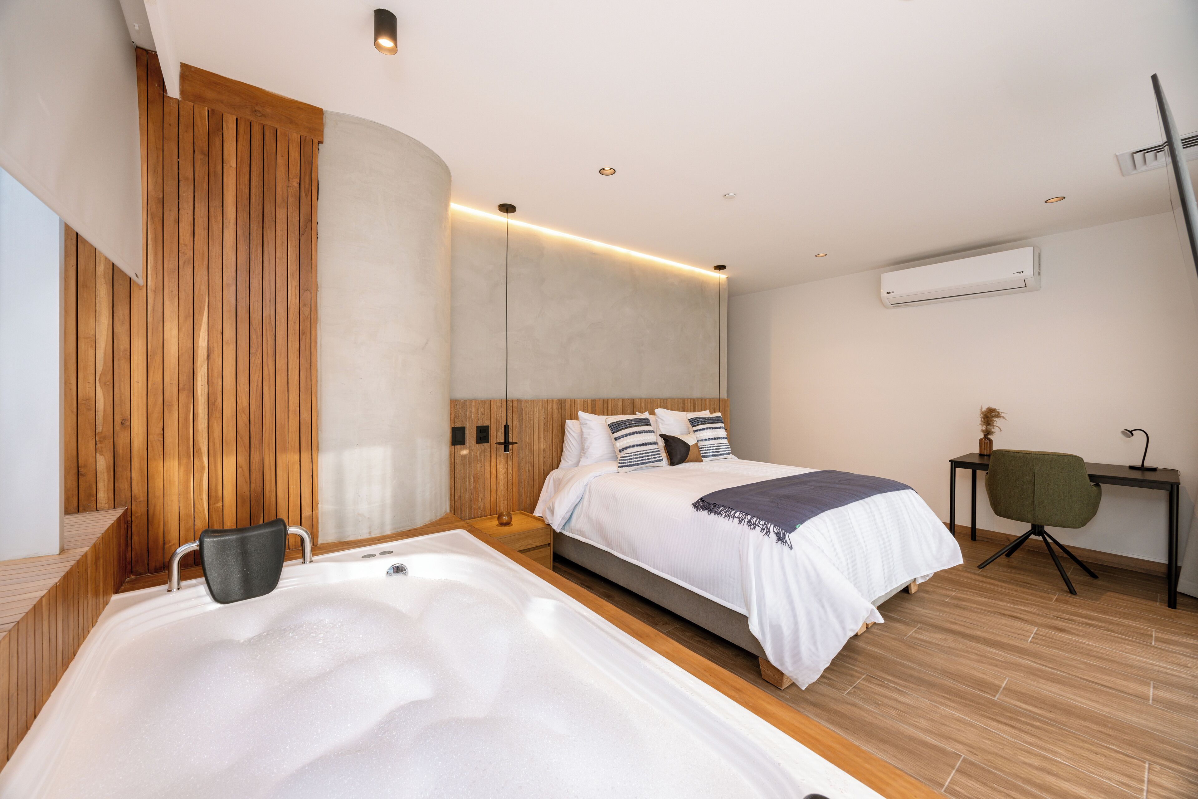 1 habitación, caja de seguridad en la habitación y escritorio 