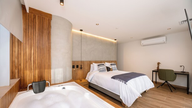 1 bedroom, in-room safe, desk, iron/ironing board - Premium 1BR Apt with Jacuzzi & A/C in El Poblado (Medellín)