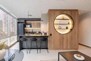 冷蔵庫、電子レンジ、コンロ、コーヒー / ティーメーカー