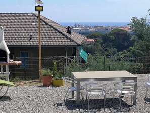 Outdoor dining - Mars, one-bedroom apartment in the hills 2 km from the sea  (Chiavari)
