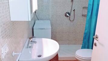 Asciugacapelli, bidet, asciugamani, carta igienica