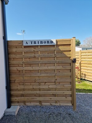A wooden gate with a sign reading "A TRIBORD". - Put your bags down and enjoy this comfortable house on the Vendée coast. (Notre-Dame-de-Monts)