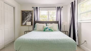 2 slaapkamers, een bureau, een strijkplank/strijkijzer, reisbedje