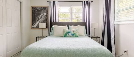 2 sovrum, skrivbord, strykjärn/strykbräda och resesäng