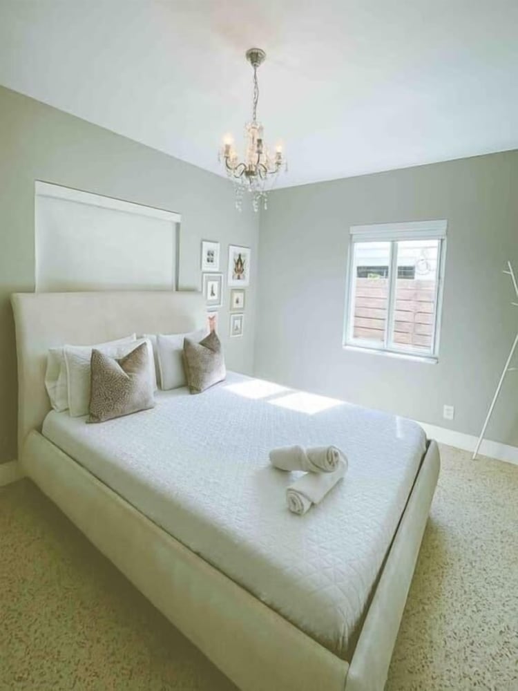 The Bo House sleeps 4 close to beach, airport Fort Lauderdale