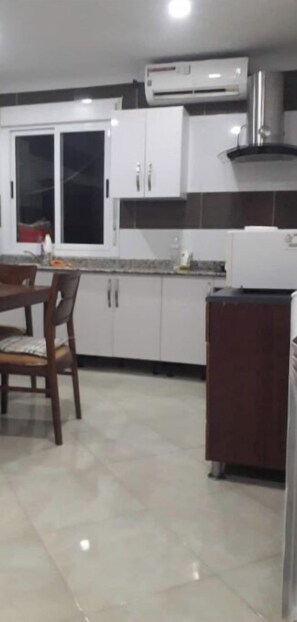 Frigorífic, placa de cuina i rentaplats 