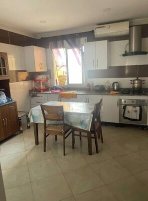 冷蔵庫、コンロ、食器洗い機、調理器具と食器