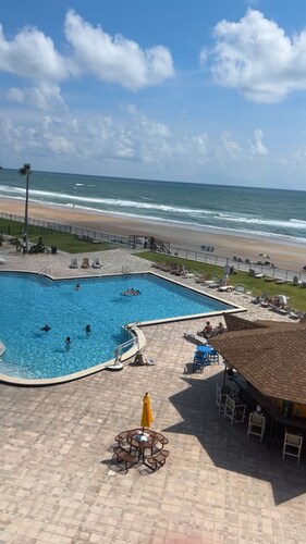 Cozy1-bedroom condo on Daytona Beach!  Ocean views  with  2  pools &  balcony.