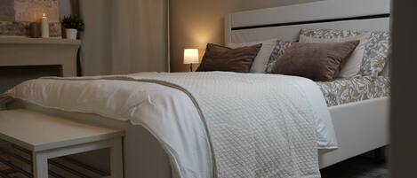 Townhome Deluxe | Värdeförvaringsskåp på rummet, skrivbord och gratis wi-fi