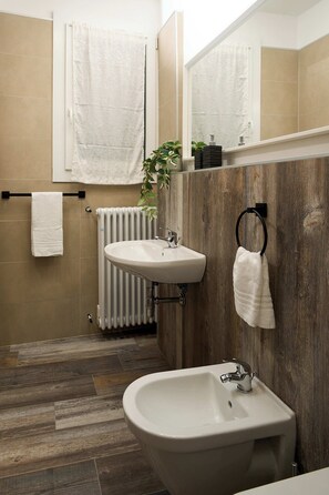 Economy Room | Bathroom | Shower, free toiletries, towels, soap - Residenza Piccoli Sogni (Comacchio)
