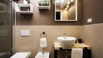 Regadera, amenidades de baño gratuitas, toallas, jabón
