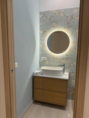 Bruser, hårtørrer, bidet, håndklæder