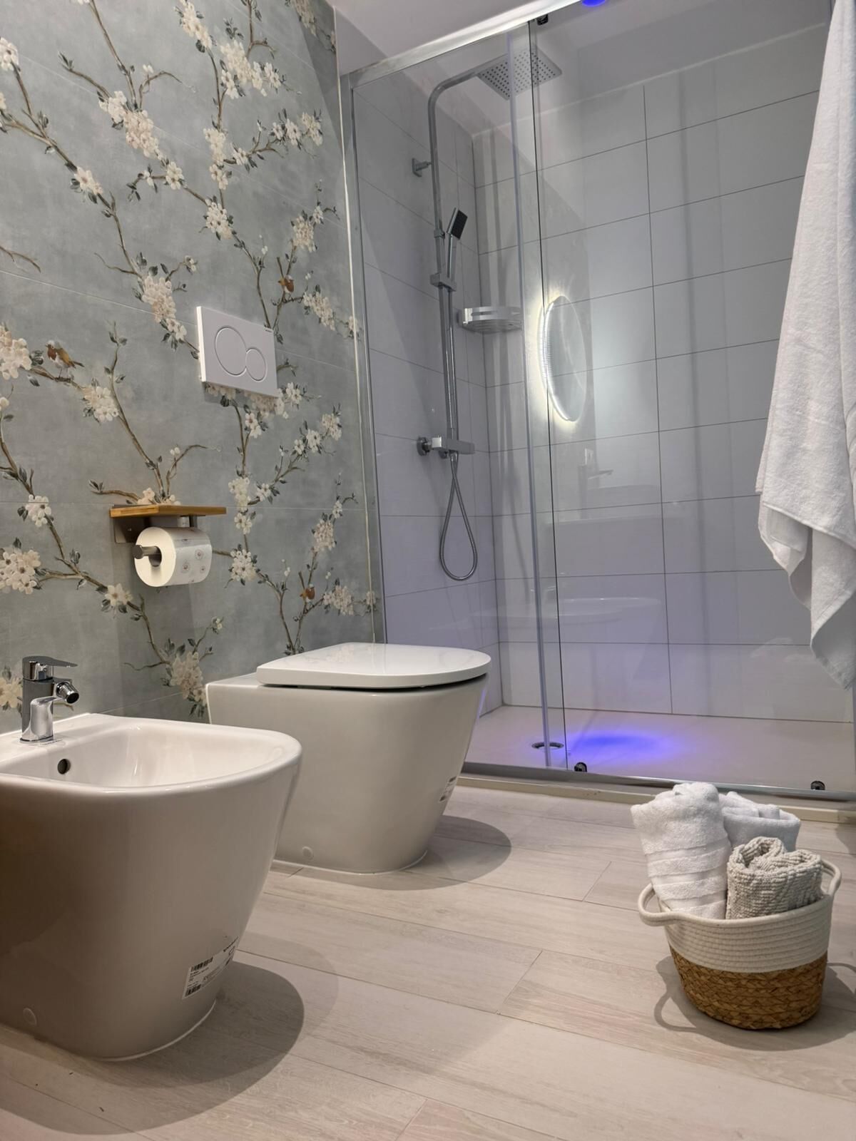 Doccia, asciugacapelli, bidet, asciugamani