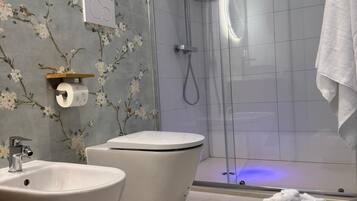Doccia, asciugacapelli, bidet, asciugamani