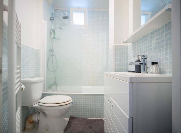 Hair dryer, towels - Le Chambéry Parisien (Paris)