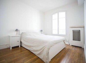 Bureau, accès à Internet, literie fournie