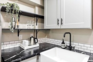 Réfrigérateur, micro-ondes, four, lave-vaisselle