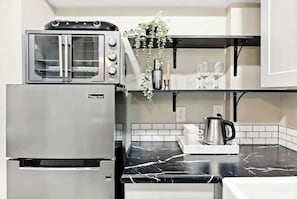 Refrigerador, microondas, horno y lavavajillas 