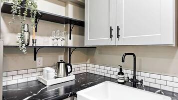 Réfrigérateur, micro-ondes, four, lave-vaisselle