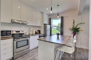 Private kitchen - Sublime, Renovated! One river from Chateau Frontenac. 2 bedrooms, free parking! (Lévis)