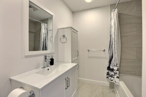 Hair dryer, towels, soap, shampoo - Sublime, Renovated! One river from Chateau Frontenac. 2 bedrooms, free parking! (Lévis)