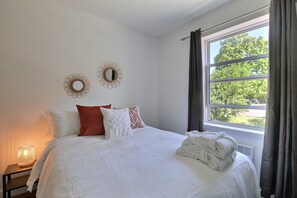 2 bedrooms, iron/ironing board, WiFi, bed sheets - Sublime, Renovated! One river from Chateau Frontenac. 2 bedrooms, free parking! (Lévis)