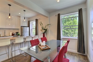 Dining - Sublime, Renovated! One river from Chateau Frontenac. 2 bedrooms, free parking! (Lévis)
