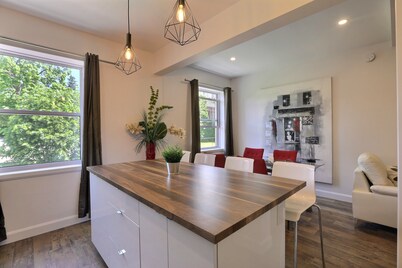 Sublime, Renovated! One river from Chateau Frontenac. 2 bedrooms, free parking!