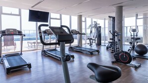 A modern gym with treadmills, elliptical machines, and free weights. - Apt vista incrivel piscina e academia (São Paulo)