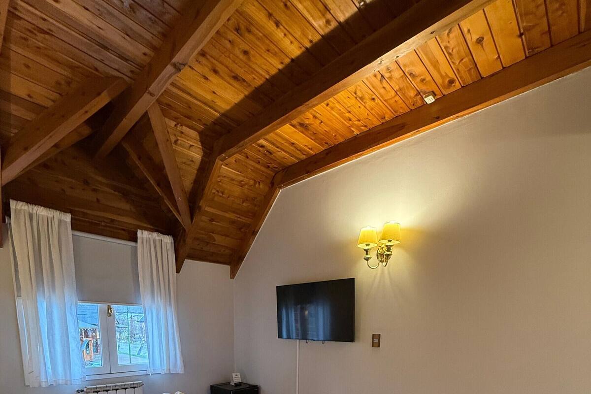 Cofres nos quartos, cortinas blackout, Wi-Fi de cortesia, roupa de cama