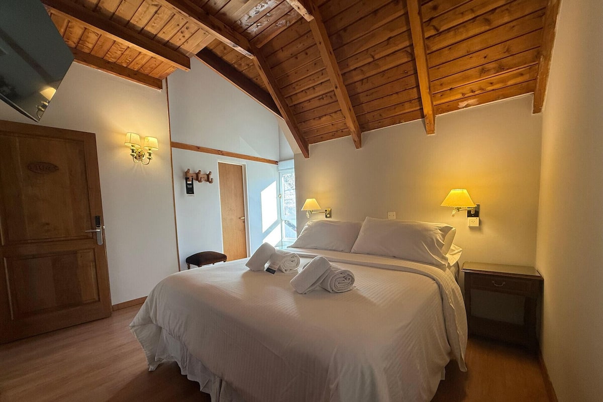 In-room safe, blackout curtains, free WiFi, bed sheets