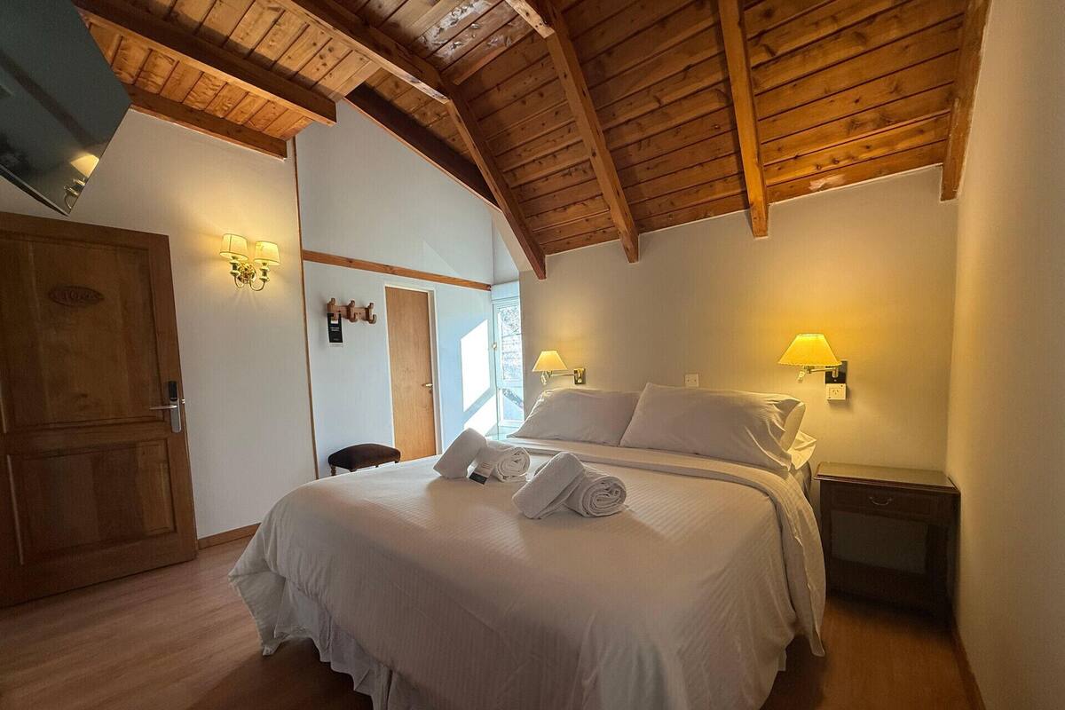 Cofres nos quartos, cortinas blackout, Wi-Fi de cortesia, roupa de cama