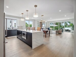 Fridge, microwave, oven, stovetop - The Henley Luxe | Waterfront | Home Gym | Wineries (St. Catharines)
