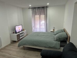 1 slaapkamer, een strijkplank/strijkijzer, wifi