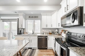 Microondas, horno, placa de cocina y lavavajillas