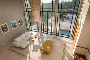 บ้านพัก (Villa 1, el espacio nos acerca al art) | บริเวณนั่งเล่น | ทีวีจอแบน