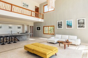 House (Villa 1, el espacio nos acerca al art) | Ruang tamu | TV skrin rata 