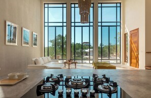 Casa (Villa 1, el espacio nos acerca al art) | Área de sala de estar | Televisión de pantalla plana