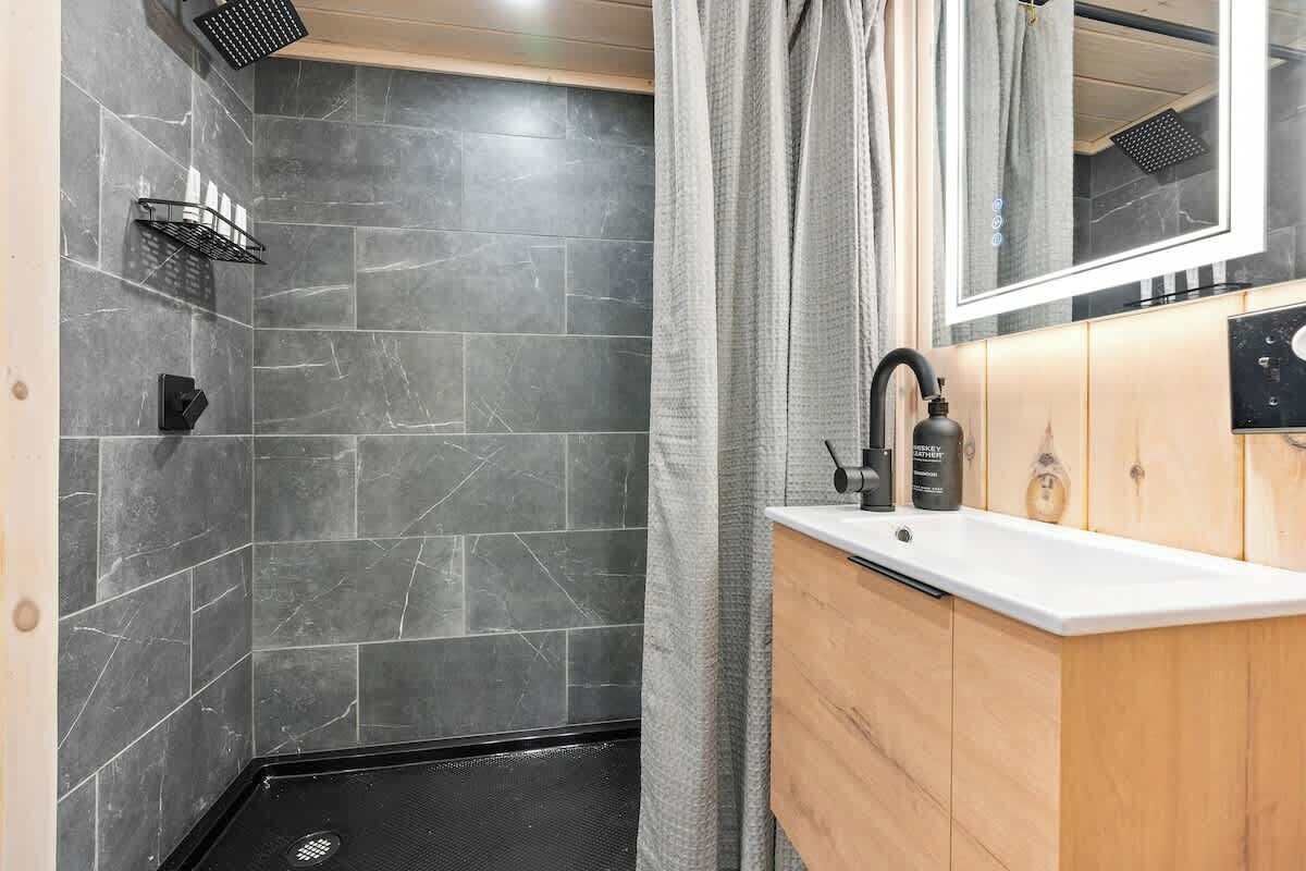 Doccia, asciugacapelli, asciugamani, shampoo