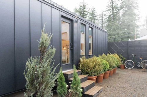 Scandinavian Lakeside Retreat