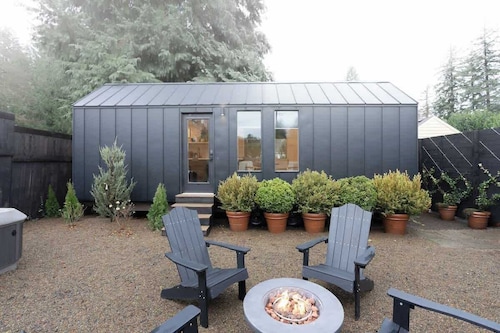 Scandinavian Lakeside Retreat