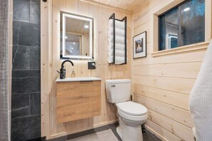 Shower, hair dryer, towels, shampoo - Scandinavian Lakeside Retreat (Camas)