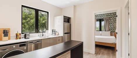 Réfrigérateur, micro-ondes, lave-vaisselle, cafetière/bouilloire