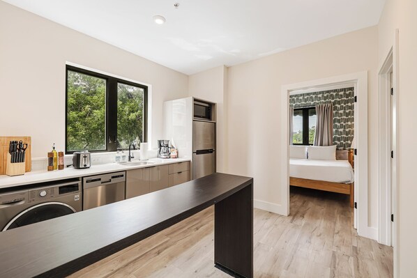 Refrigerador, microondas, lavavajillas, cafetera/tetera