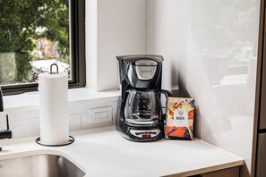 KylskÄp, mikrovÄgsugn, diskmaskin och kaffe- och tebryggare
