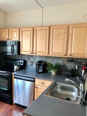 Kühlschrank, Geschirrspüler