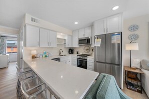 Fridge, microwave, oven, stovetop - The Sands 101. Enjoy Your Ideal Gulf Shores Escape! (Gulf Shores)